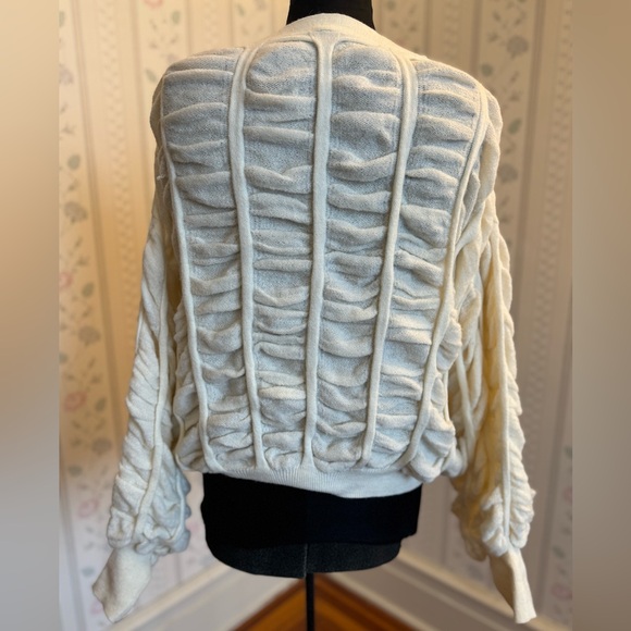 White chunky knit cardigan with buttons. Large flowy sleeves - Picture 2 of 9